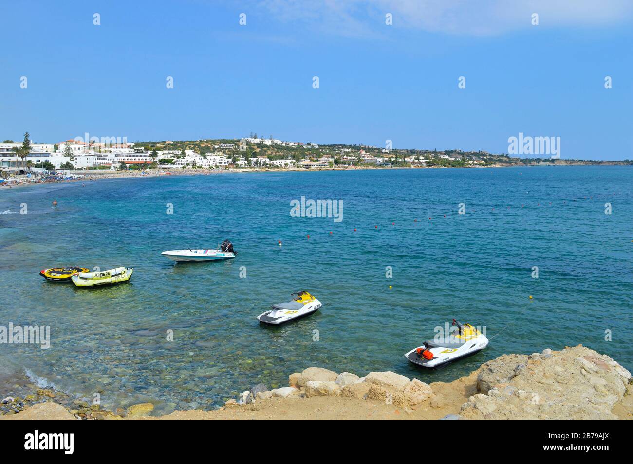 Noleggio moto d'acqua sulla spiaggia di Hersonissos a Creta, la più grande  e popolata delle isole greche Foto stock - Alamy