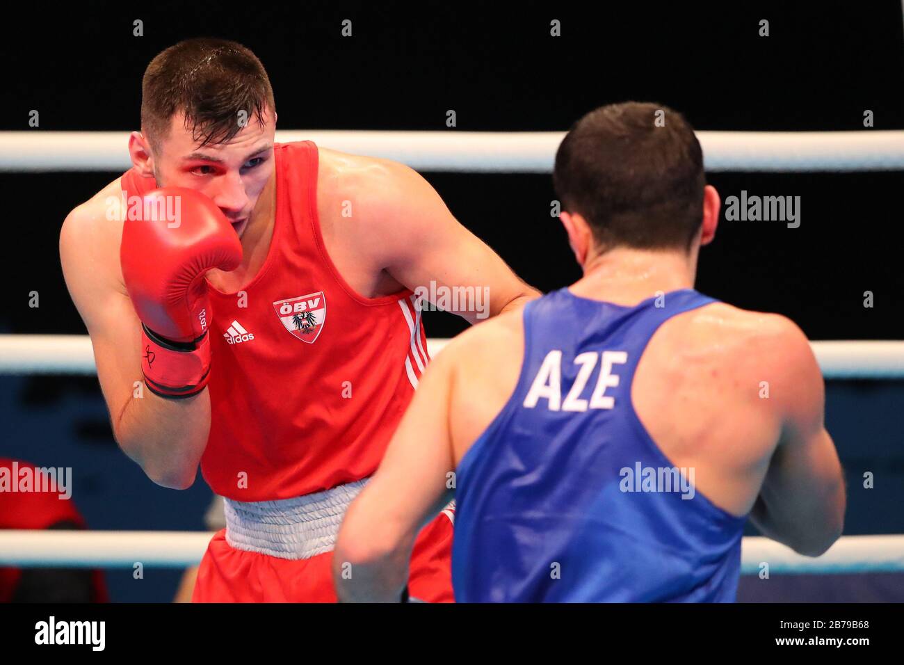 The Copperbox, Stratford, Londra, Regno Unito. 14 marzo 2020. Kamran Shakhsuvarly dell'Azerbaigian, indosso blu ed Edin Avdic dell'Austria, indosso rosso che competono nei preliminari del peso medio degli uomini durante la strada a Tokyo, boults preliminari di boxing olimpico al Copperbox, parco olimpico della regina Elizabeth, Stratford, Londra. Marzo 14 2020. (Foto Di Mitchell Gunn/Espa-Images) Foto Stock