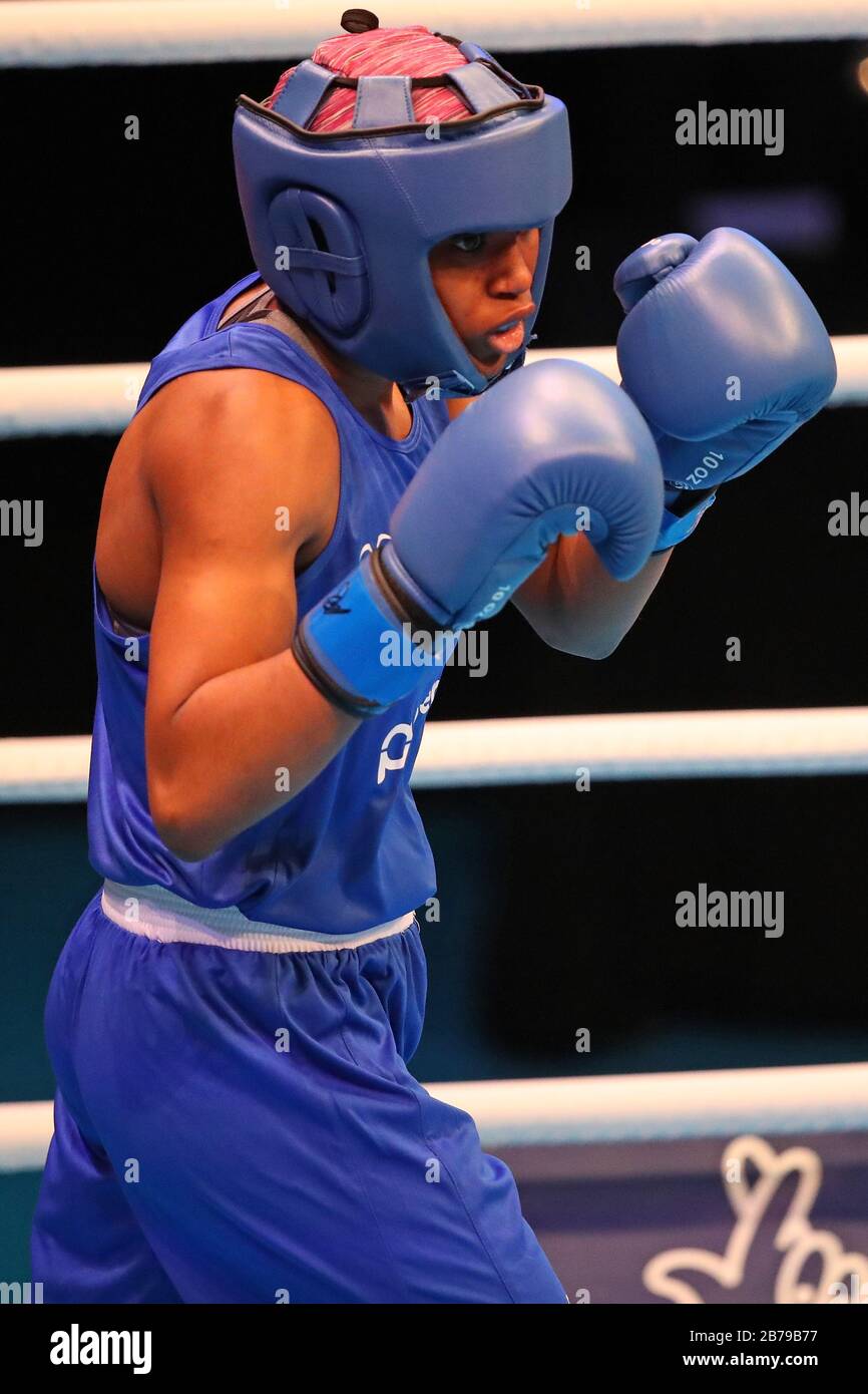 The Copperbox, Stratford, Londra, Regno Unito. 14 marzo 2020. Caroline Dubois di Gran Bretagna, indossando blu in competizione nei preliminari di peso leggero delle donne durante la strada a Tokyo, bouts preliminari di boxe olimpico al Copperbox, il parco olimpico della regina Elizabeth, Stratford, Londra. Marzo 14 2020. (Foto Di Mitchell Gunn/Espa-Images) Foto Stock