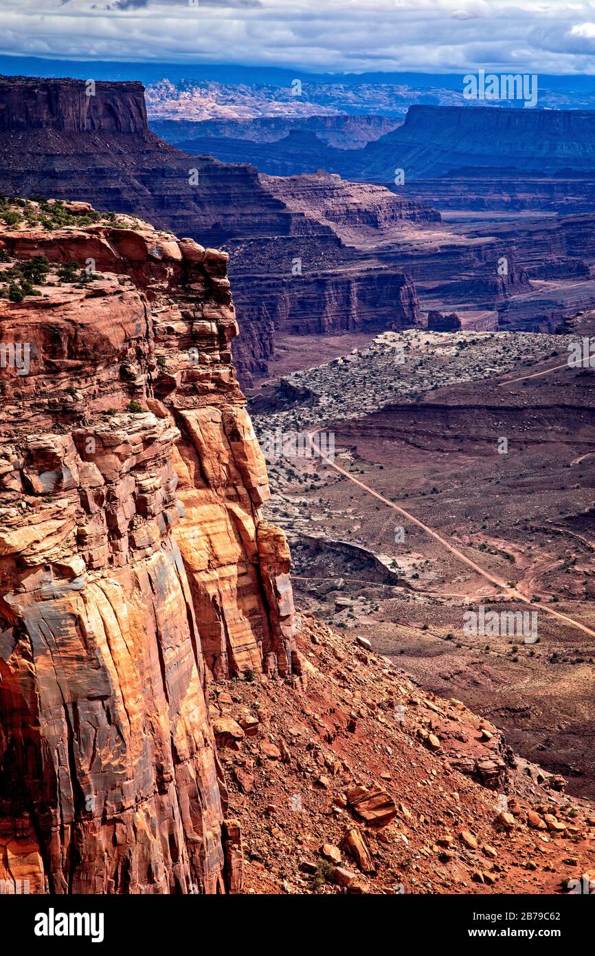 Lo Shafer Canyon Trail nel Canyonlands National Park, Utah, consente di avventurarsi per quattro ruote. Foto Stock