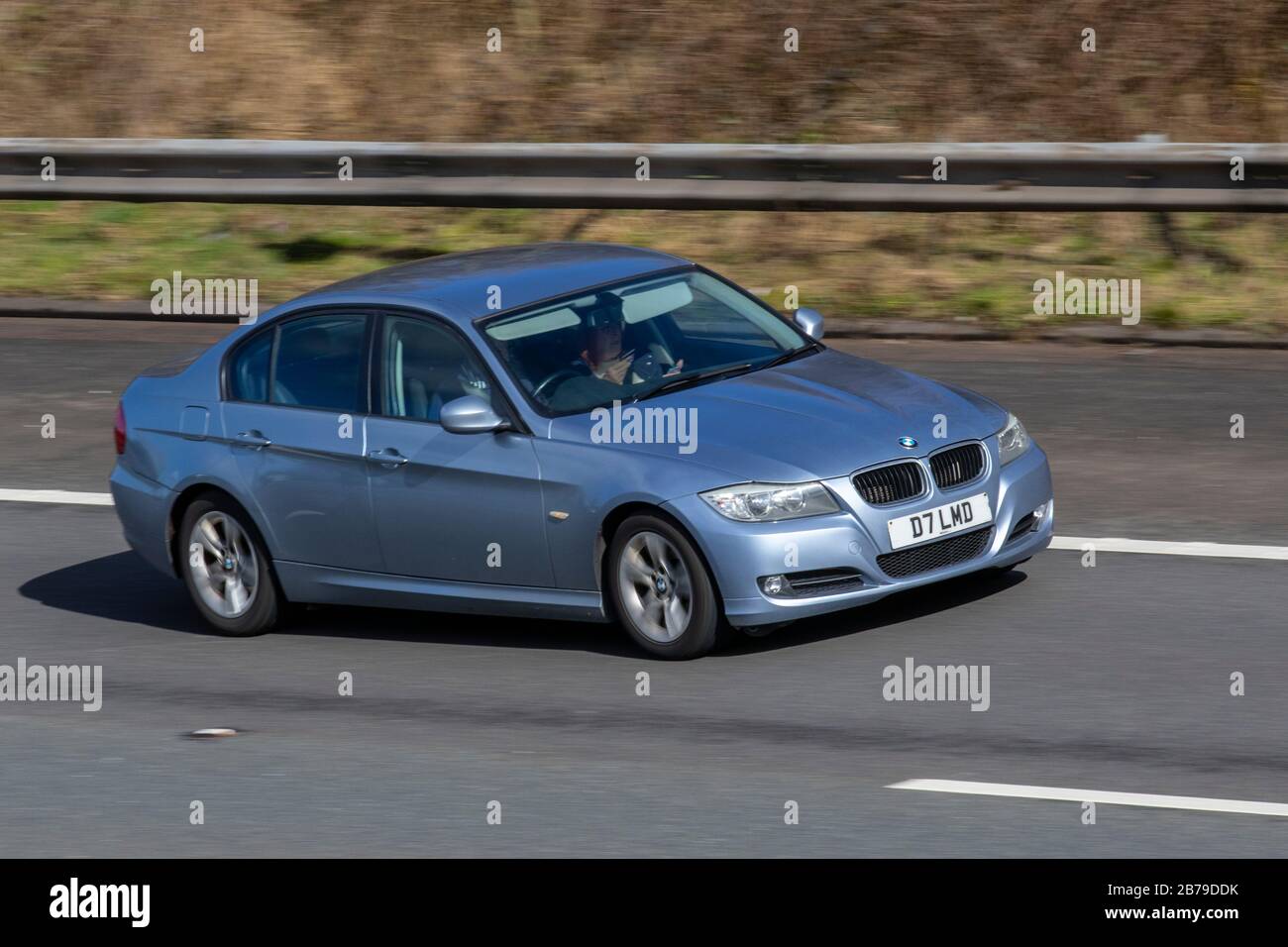 2010 BLU BMW 318I ES; traffico veicolare, trasporto, veicoli moderni, berline, veicolo su strade britanniche, motori, motorizzazione sull'autostrada M6 Foto Stock