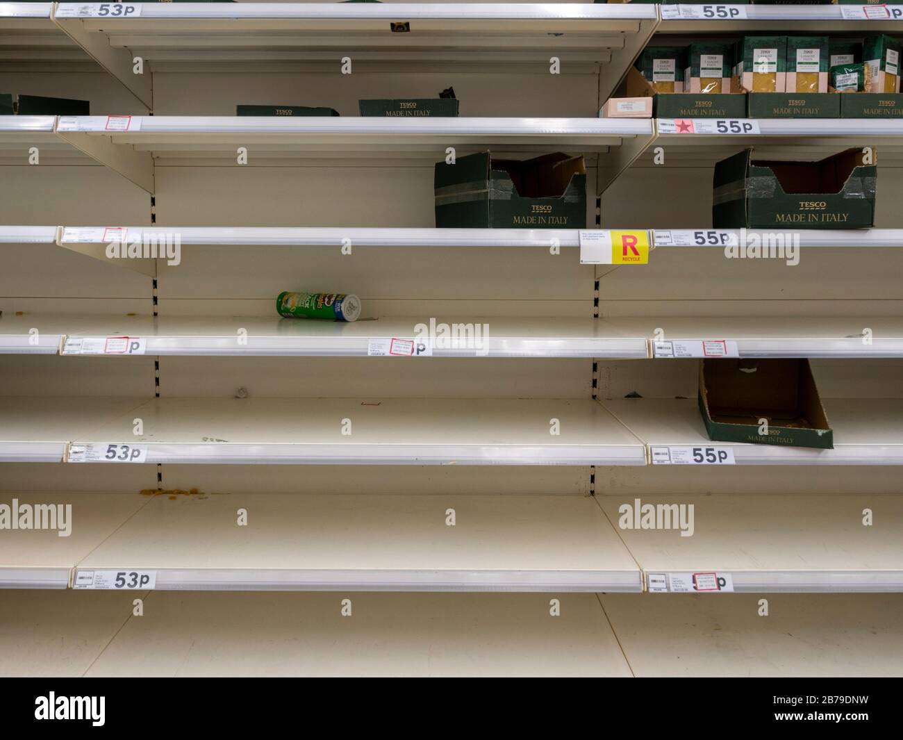 Scaffali vuoti in un supermercato Tesco in Cambridgeshire UK dove la pasta ha esaurito come persone panico acquistare cibo in repsonse al coronavirus o covid 19 Foto Stock