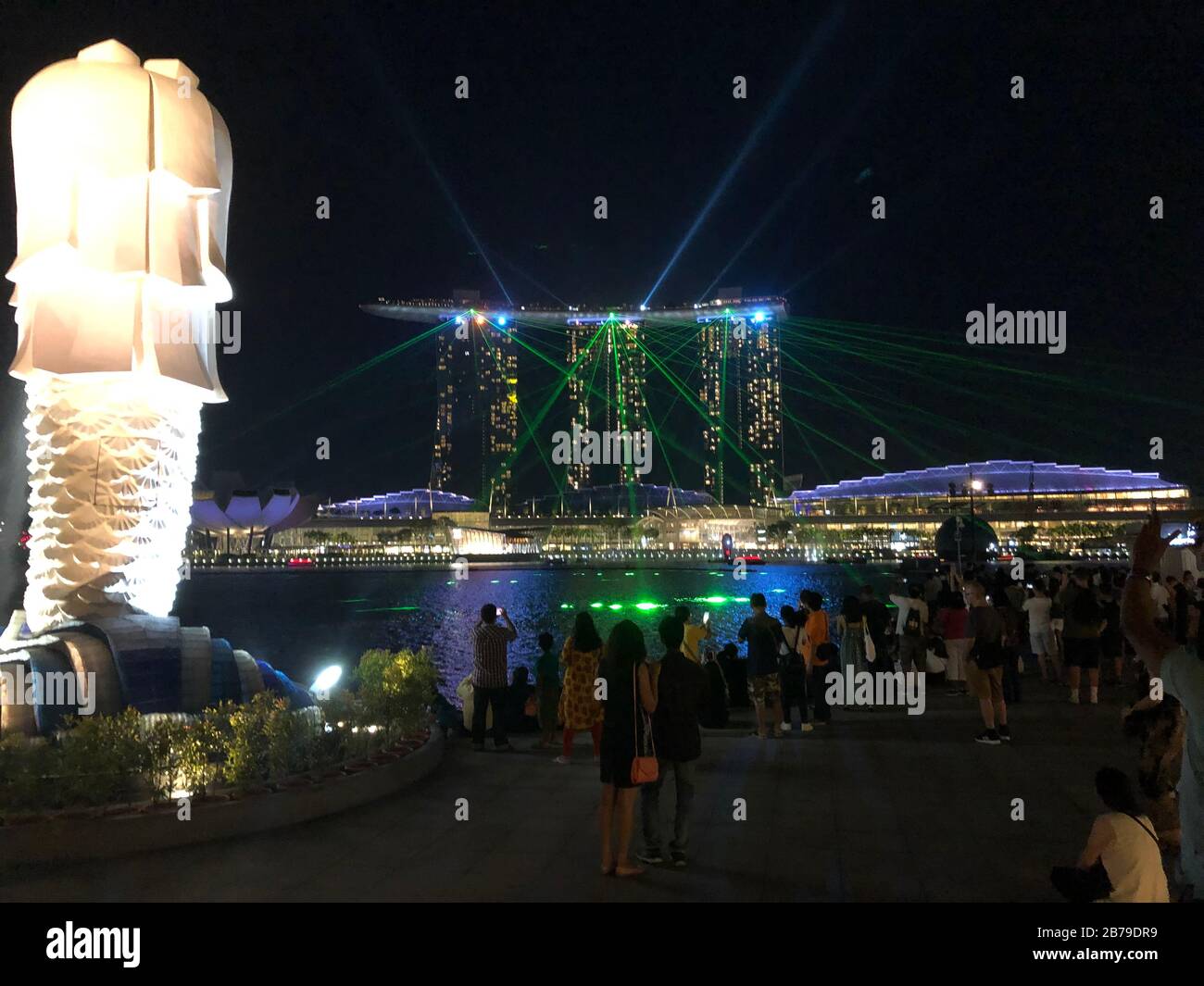 Merlion e vita notturna Singapore, Marina Bay Foto Stock