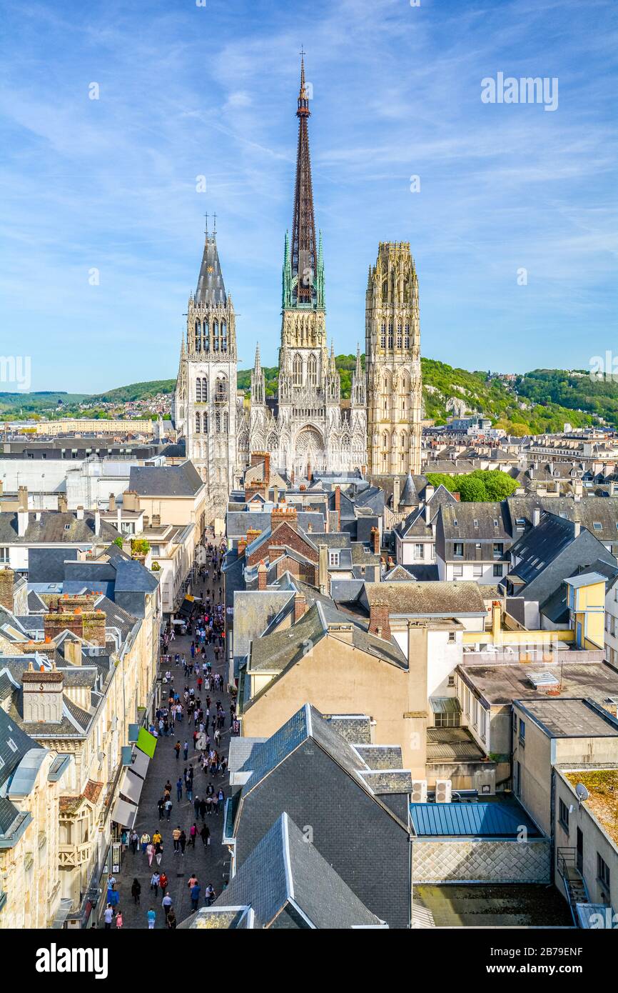 Vista panoramica di Rouen, con la cattedrale gotica di Notre-Dame, in un pomeriggio soleggiato. Normandia, Francia. Foto Stock