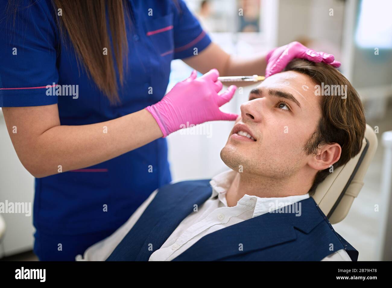 Intervento estetico sul giovane moderno in clinica di bellezza Foto Stock