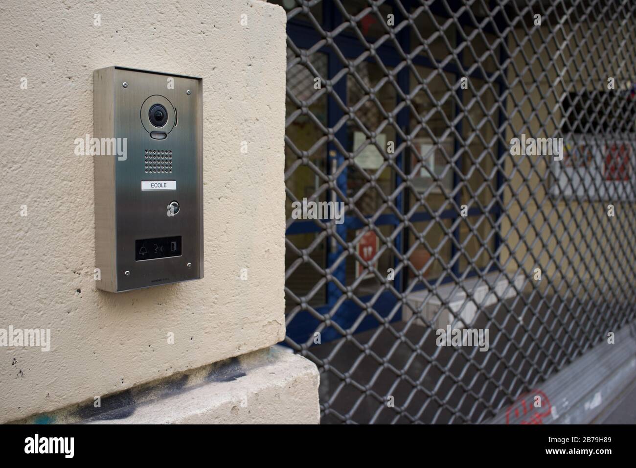 La scuola di Parigi è chiusa a causa dell'epidemia di Coronavirus, rue André del Sarte, 75018 Parigi, Francia Foto Stock