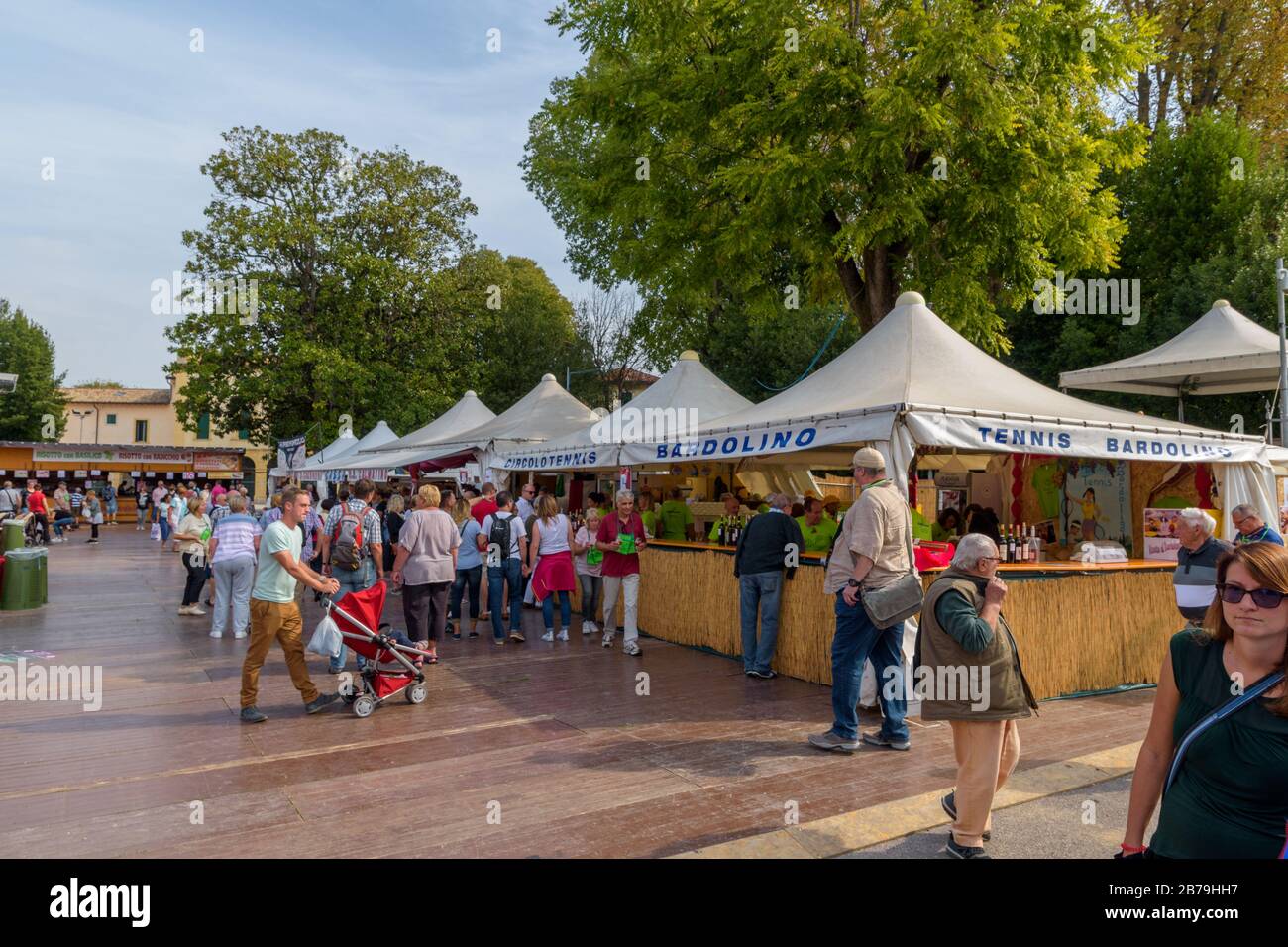 Il festival del vino di Bardolino è molto famoso dai turisti e diversi vini possono essere degustati lungo il lungomare Foto Stock