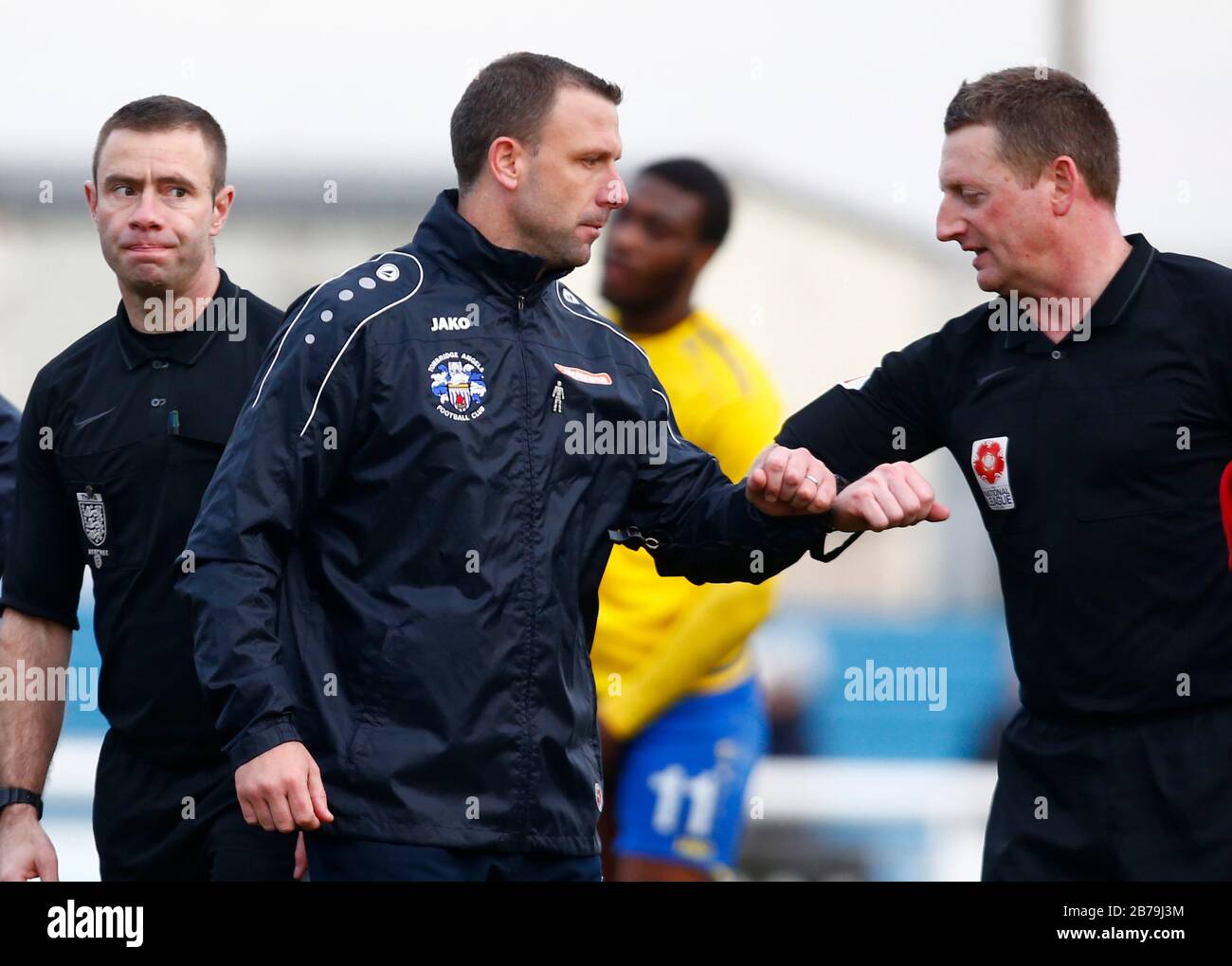 Canvey, Regno Unito. 14 Marzo 2020. L'arbitro Danny Scopes punch lo staff posteriore di Tonbridge dopo la partita sud della Vanarama National League tra i Rangers di Concord e gli Angels di Tonbridge a Thames Road, Canvey Island, il 14 marzo 2020. Credit: Azione Foto Sport/Alamy Live News Foto Stock