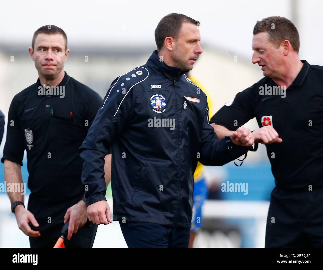 Canvey, Regno Unito. 14 Marzo 2020. L'arbitro Danny Scopes punch lo staff posteriore di Tonbridge dopo la partita sud della Vanarama National League tra i Rangers di Concord e gli Angels di Tonbridge a Thames Road, Canvey Island, il 14 marzo 2020. Credit: Azione Foto Sport/Alamy Live News Foto Stock