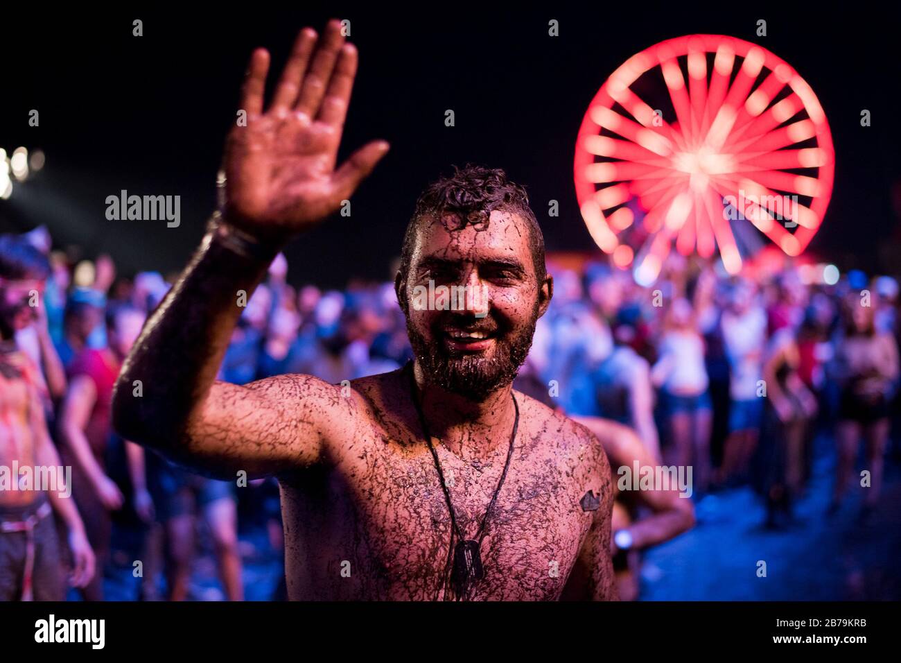 KOSTRZYN NAD ODRA, POLONIA - 3 AGOSTO 2017: Festival Przystanek Woodstock - ventilatori bagno nel fango di fronte al palco con riflessione sull'acqua. Foto Stock