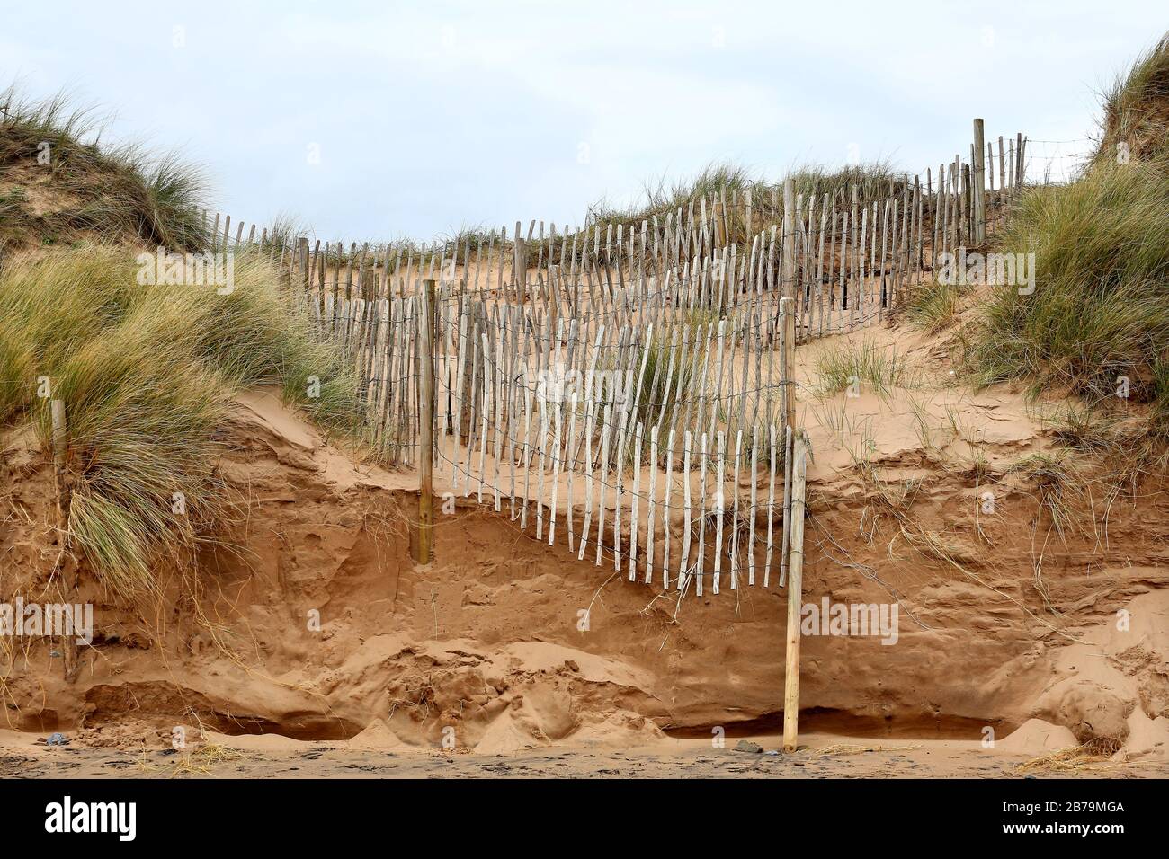 Erosione costiera causata da recenti tempeste alla spiaggia di Dawlish Warren, Devon, che ha esposto i Geotubes installati dalla EA Foto Stock