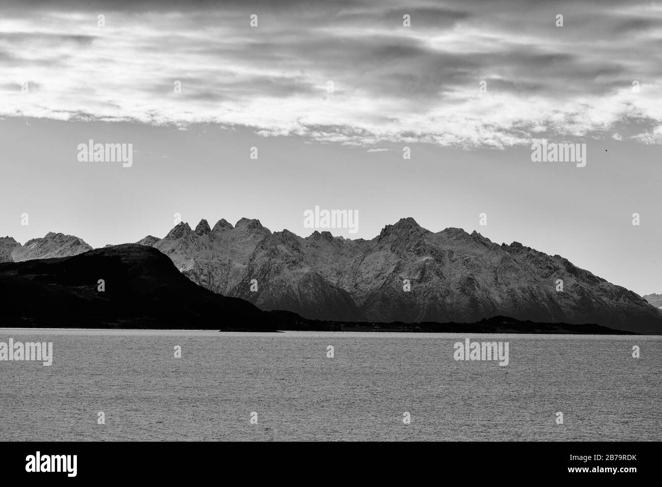 Montagne sull'isola di Austvågøya, Vesterålen, Norvegia settentrionale. Versione in bianco e nero Foto Stock