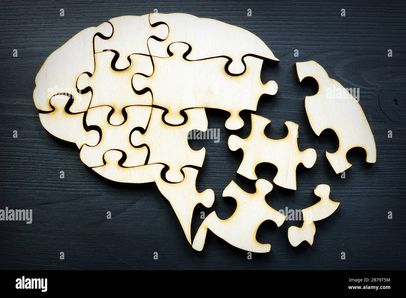 Una forma del cervello da puzzle come simbolo di salute mentale e problemi di memoria e malattia di Alzheimer. Foto Stock