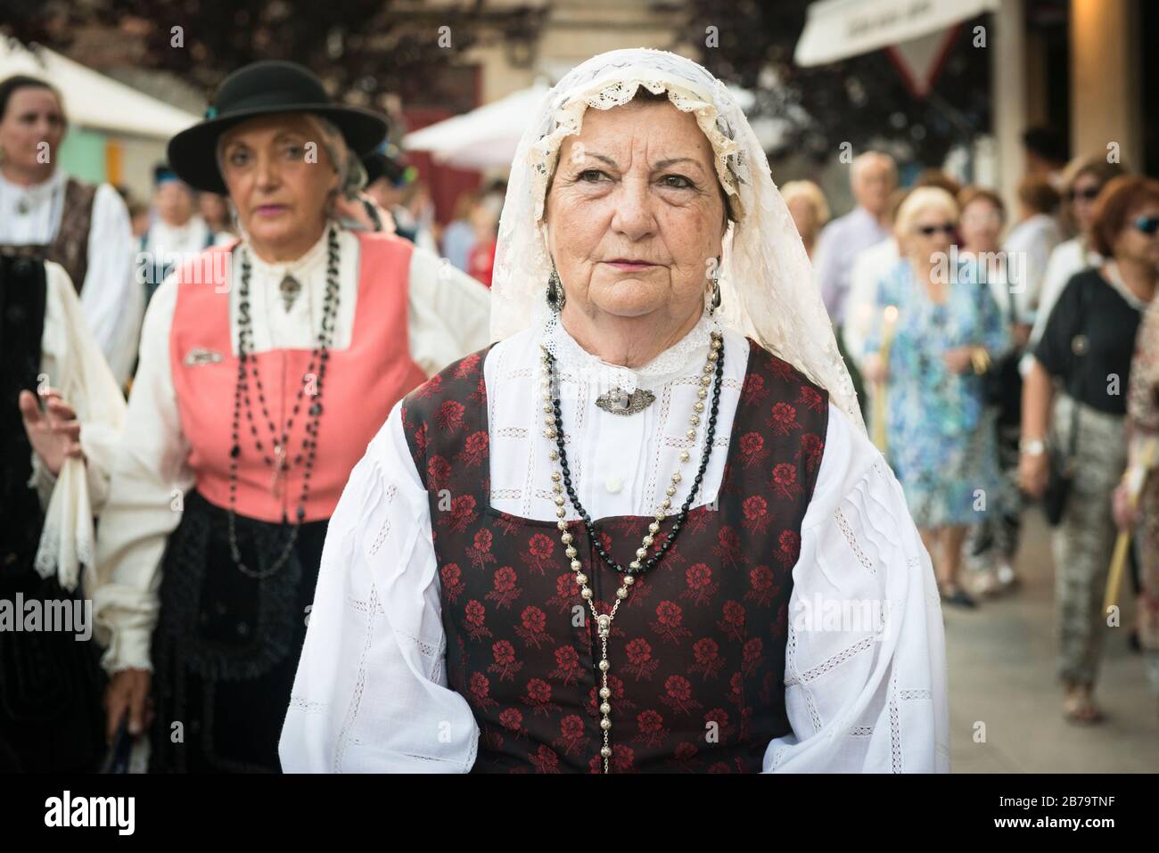 Donne con costume tradizionale che prendono parte alla processione serale che pareggia la statua di Cristo afflitto durante Fiestas de Bouzas. Vigo Foto Stock