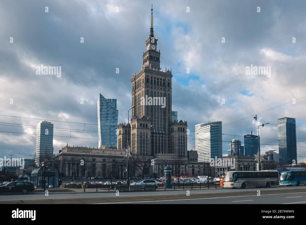 Varsavia, Polonia - 31 GENNAIO 2018: Palazzo della Cultura e della Scienza (al centro) e grattacieli nel centro della capitale polacca. Foto Stock