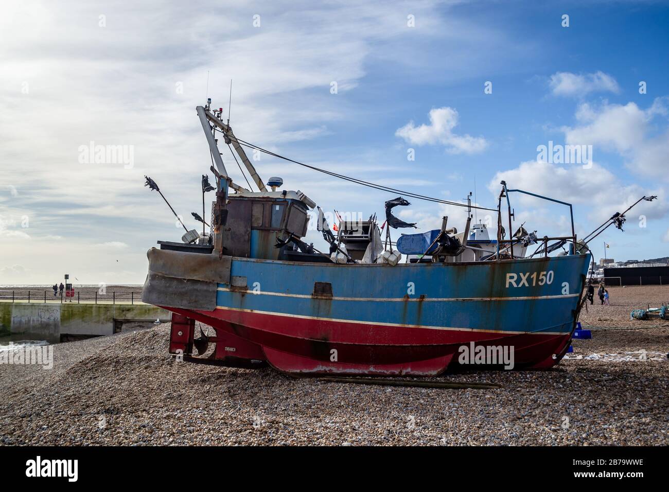 Blu e rosso barca da pesca sulla spiaggia di Hastings Foto Stock