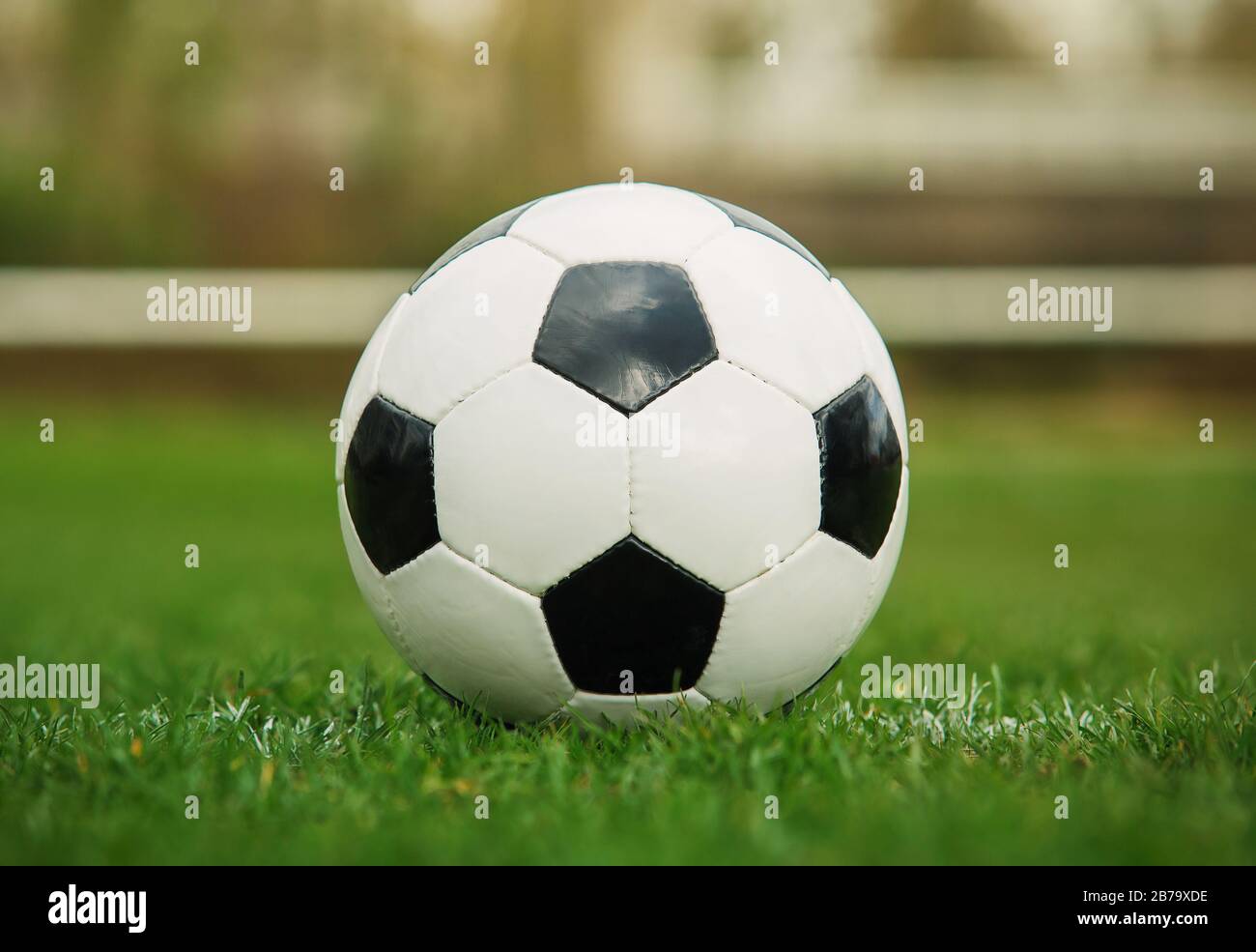 Pallone da calcio classico, tipico modello bianco e nero, collocato sul  posto libero del campo da calcio dello stadio. Palla da calcio tradizionale  sull'erba verde f Foto stock - Alamy