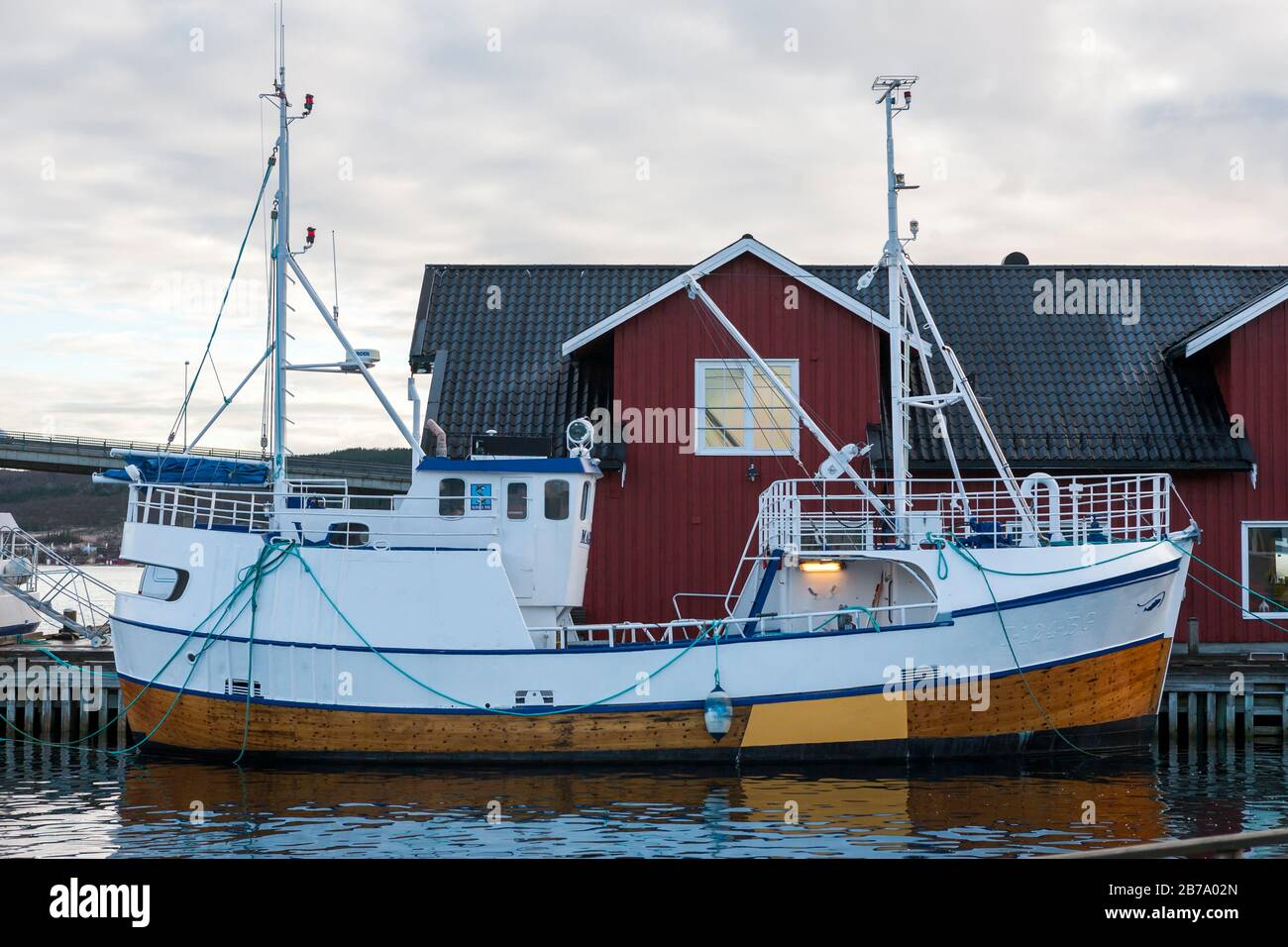 La tradizionale nave da pesca "Magne Johan" è ormeggiata a Stokmarknes, Hadsel, Vesterålen, Norvegia settentrionale Foto Stock