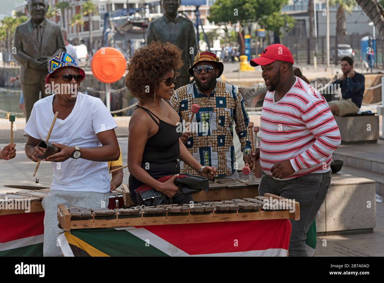 Città Del Capo, Sudafrica. Dicembre 2019. Musicista di strada in rivelamento nero top gioca xilofono sulla zona lungomare del centro di Città del Capo. Foto Stock