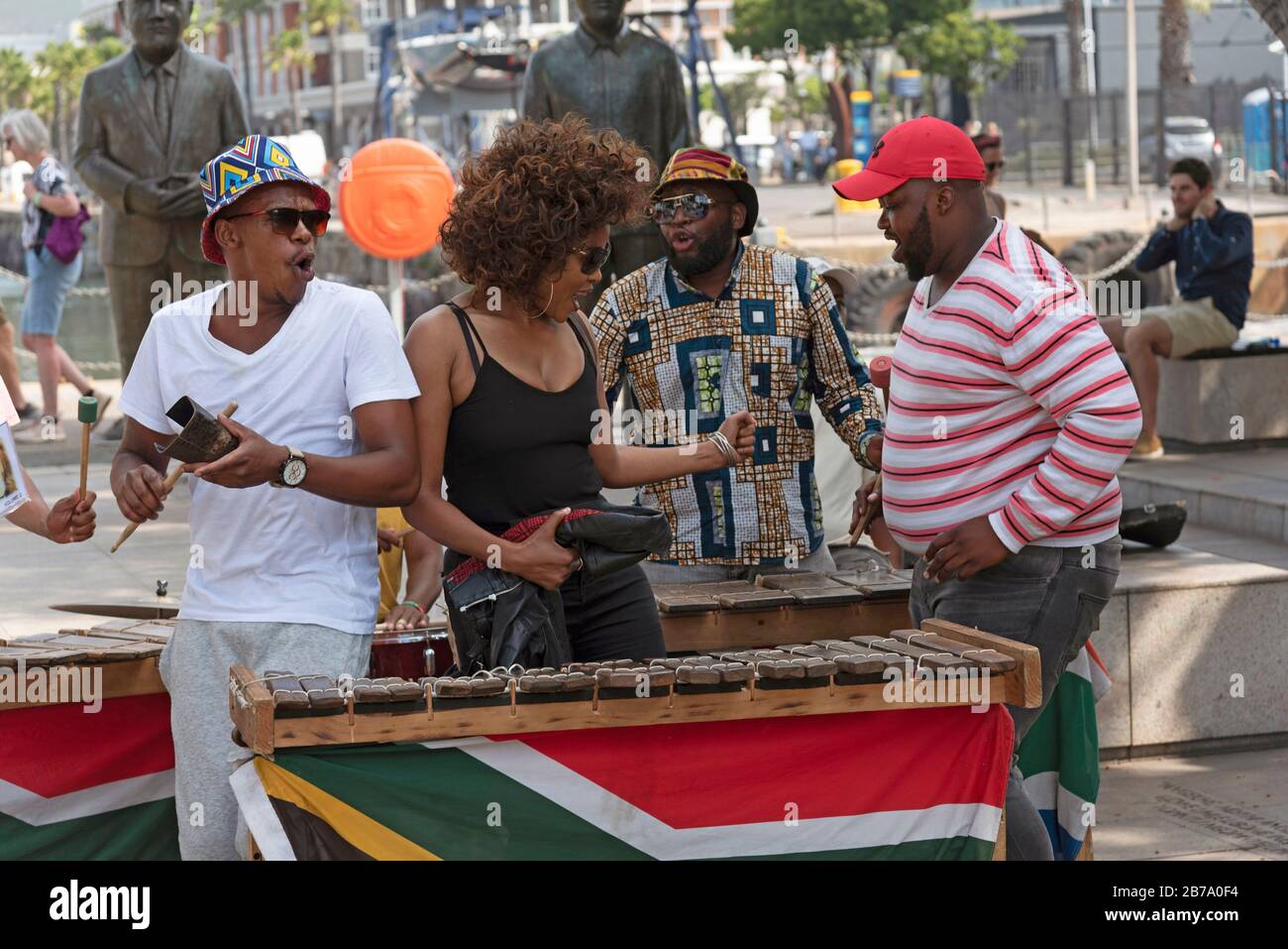 Città Del Capo, Sudafrica. Dicembre 2019. Musicista di strada in rivelamento nero top gioca xilofono sulla zona lungomare del centro di Città del Capo. Foto Stock