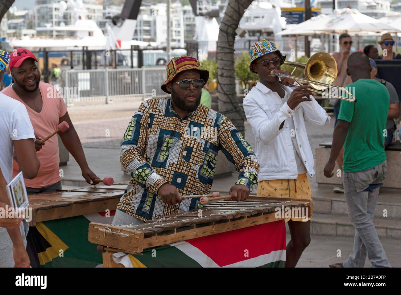 Città Del Capo, Sudafrica. Dicembre 2019. Il musicista di strada suona lo xilofono sull'area del lungomare del centro di Città del Capo. Foto Stock