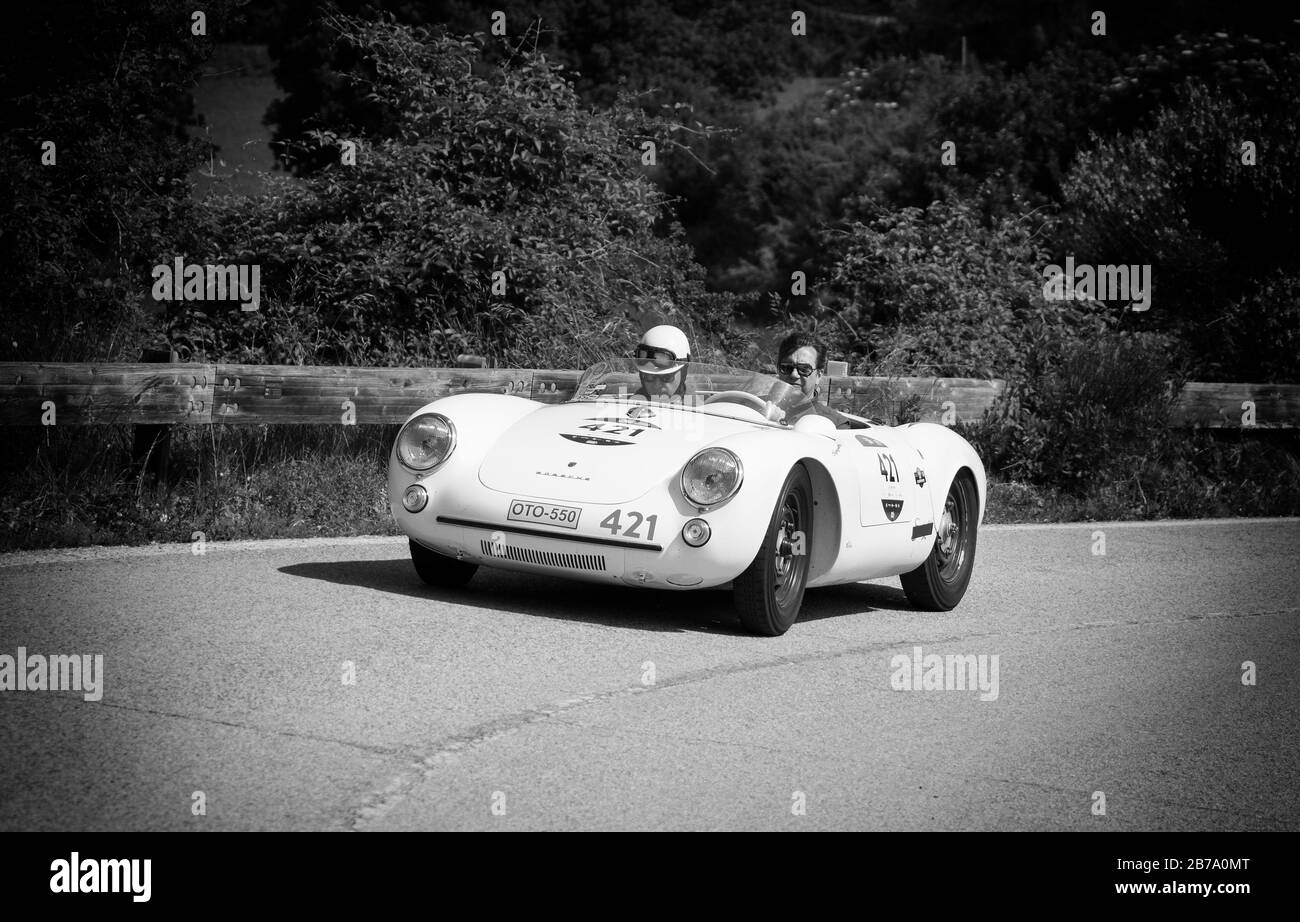 PESARO COLLE SAN BARTOLO , Italia - Maggio 17 - 2018 : Porsche Spyder 550 1500 RS 1955 su una vecchia macchina da corsa nel rally Mille Miglia 2018 il famoso italiano Foto Stock