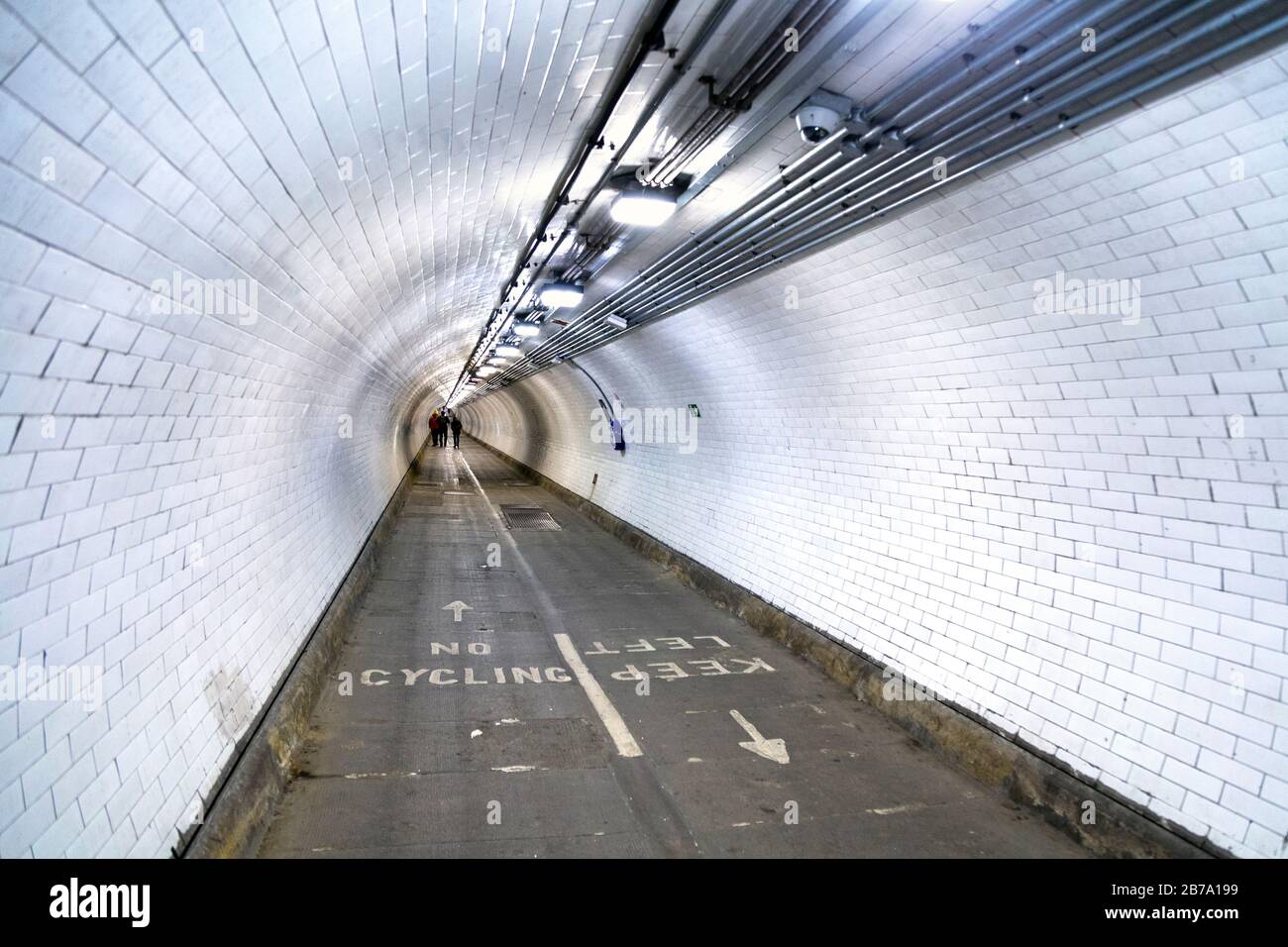All'interno del tunnel pedonale di Woolwich, Londra, Regno Unito Foto Stock