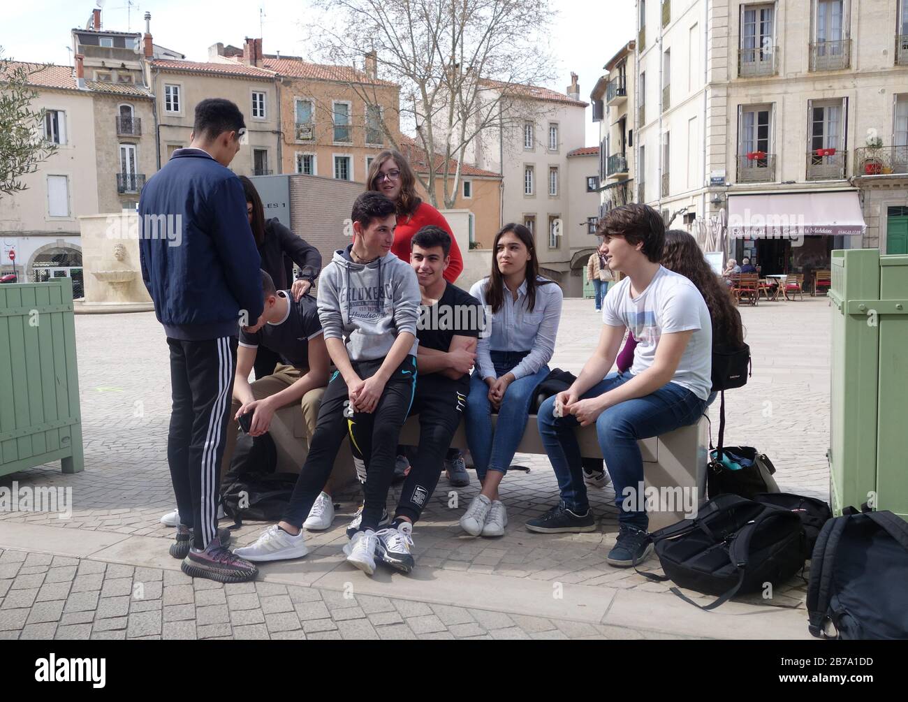 Studenti adolescenti francesi che socializzano a Beziers, Francia meridionale Foto Stock