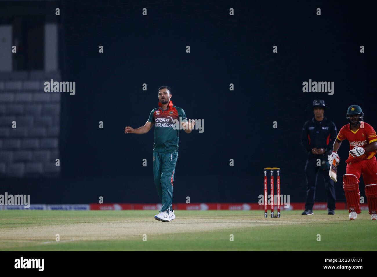 Bangladesh Nazionale Cricket Team capitano per ODI partita Mashrafe Bin Mortaza (L) dimette da captaucy dopo aver vinto la terza ODI contro Zimbabwe in Foto Stock