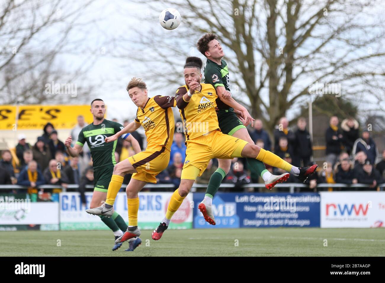 Sutton, INGHILTERRA - 14 MARZO Louis John di Sutton United, ben Wyatt di Sutton United e Luke Molyneux di Hartlepool United andando per la testa durante la partita della Vanarama National League tra Sutton United e Hartlepool United al Knights Community Stadium, Gander Green Lane, Sutton Sabato 14 marzo 2020. (Credit: Jacques Feeney | MI News) La Fotografia può essere utilizzata solo per scopi editoriali su giornali e/o riviste, licenza richiesta per uso commerciale Credit: Mi News & Sport /Alamy Live News Foto Stock