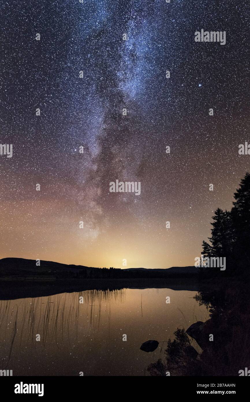 Milky Way e stelle su Loch Stroan, Galloway Dark Sky Park, Galloway Forest, Dumfries & Galloway, Scozia Foto Stock