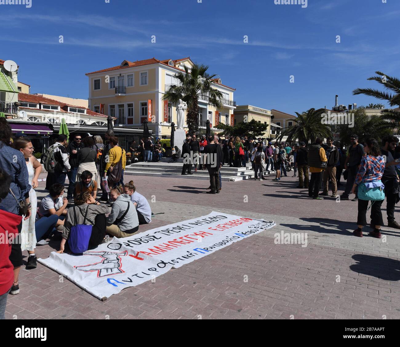 I manifestanti si sono riuniti durante la manifestazione. Circa 400 persone si sono riunite in Piazza Sappous, Mytalini, per mostrare il loro sostegno ai rifugiati in seguito alle notizie che i cittadini sono infastiditi e preoccupati per il futuro della loro isola a causa del crescente numero di rifugiati. Foto Stock