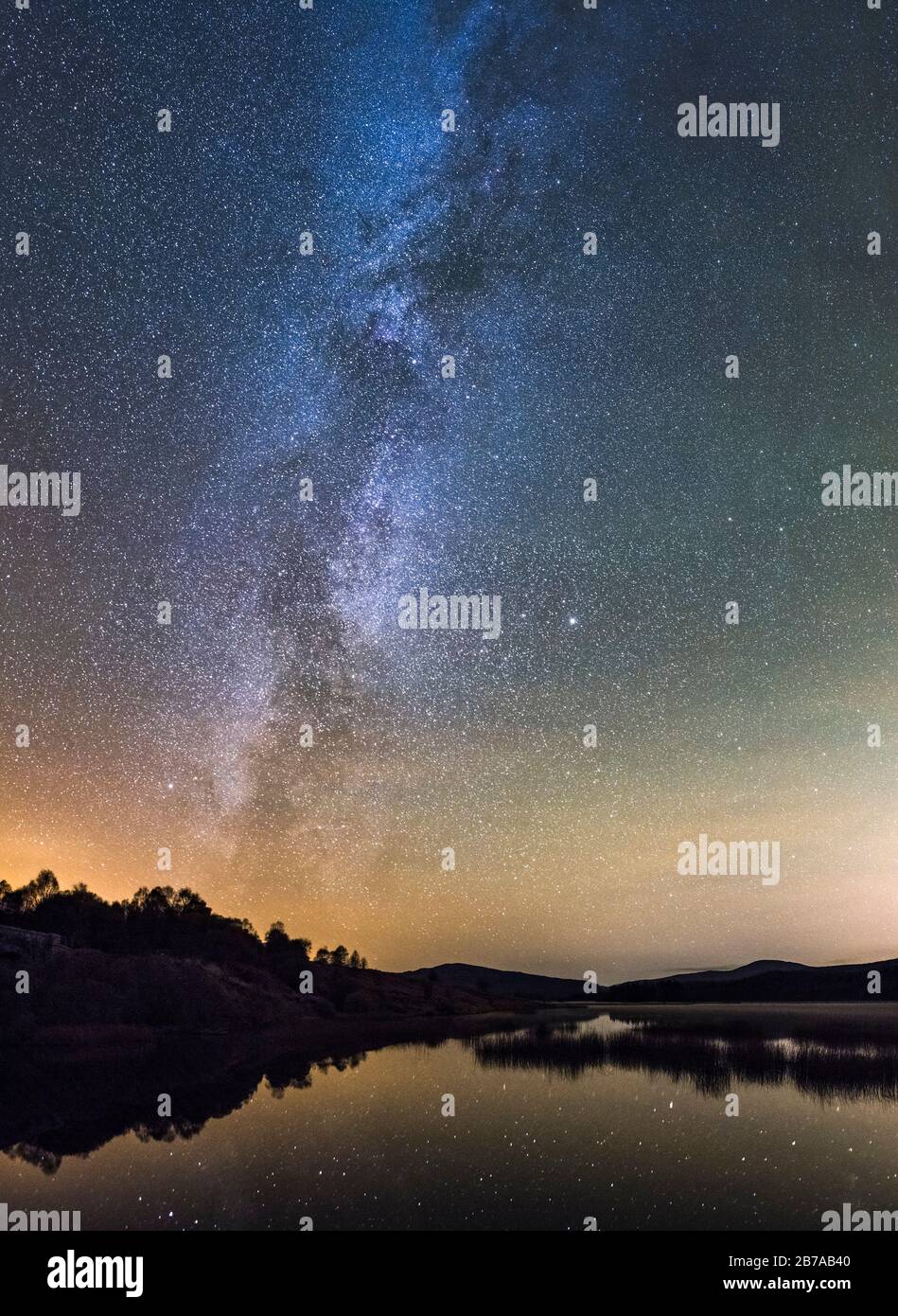 Milky Way e stelle su Loch Stroan, Galloway Dark Sky Park, Galloway Forest, Dumfries & Galloway, Scozia Foto Stock