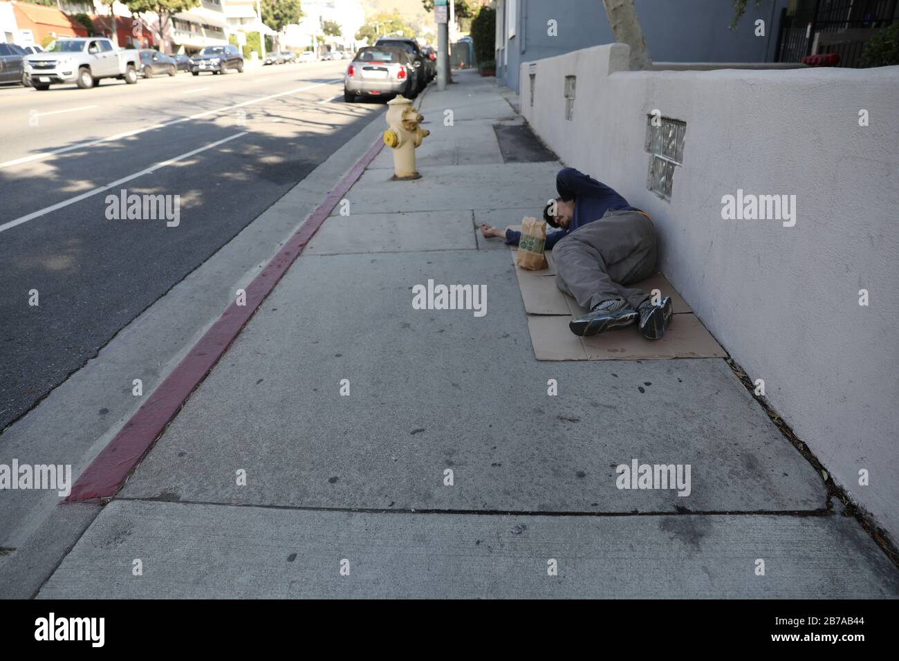 Uomo senza tetto che dorme per le strade nel centro di LOS ANGELES Foto Stock