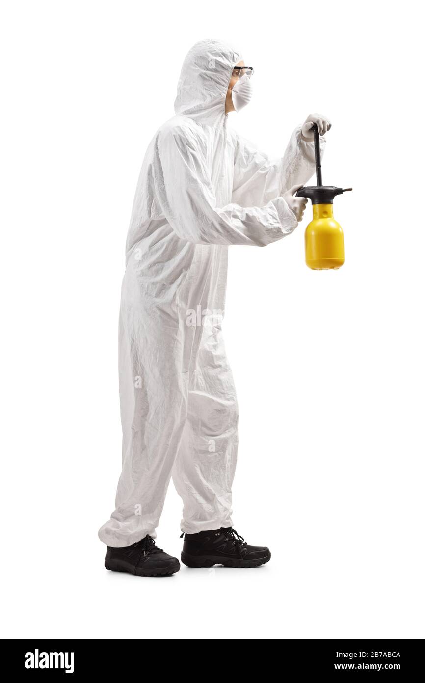 Un'immagine a tutto profilo di un uomo in una tuta con un disinfettante isolato su sfondo bianco Foto Stock