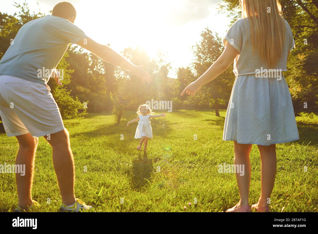 Buona famiglia con bambini nel parco Foto Stock
