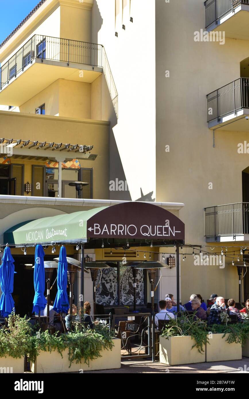 Gruppi di persone che bevono e mangiano ai tavoli in stile patio fuori dal ristorante Barrio Queen, nell'area di Southbridge a Scottsdale, Arizona, USA Foto Stock