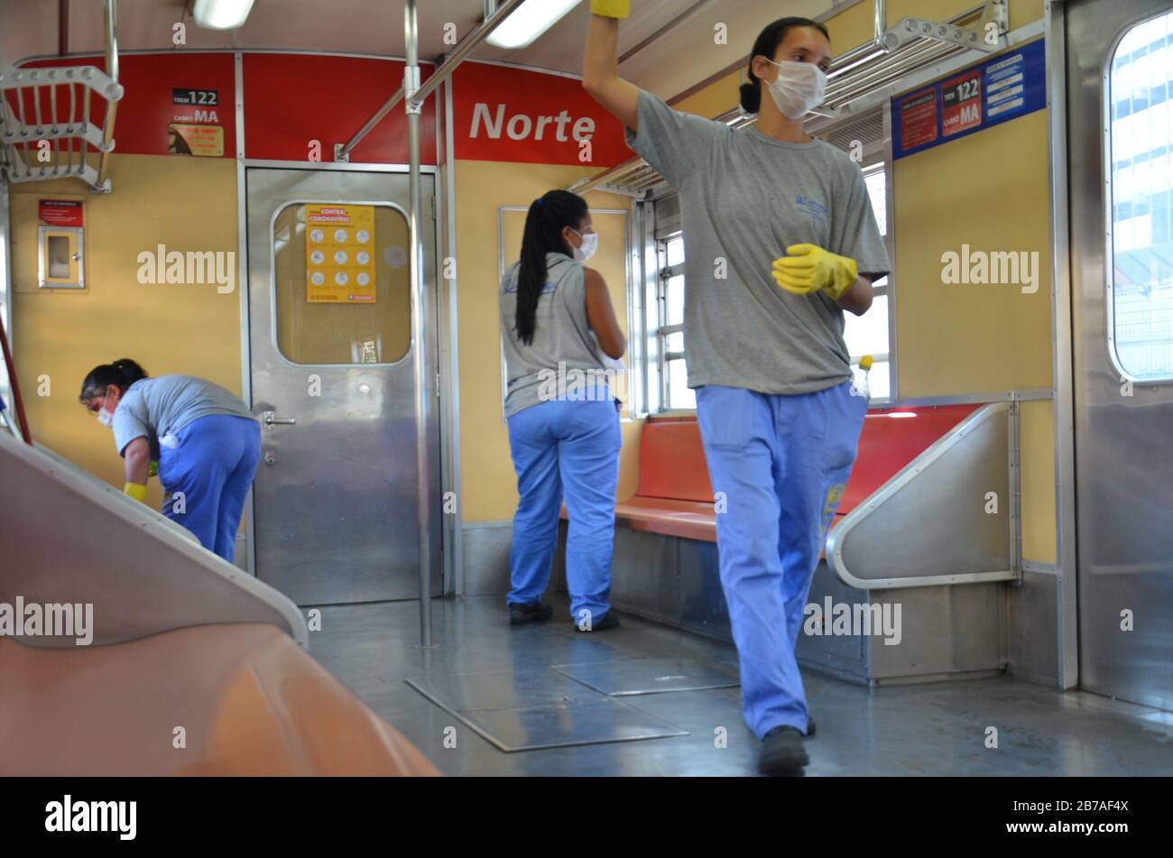 I lavoratori di transito disinfettano e puliscono i vagoni ferroviari per prevenire il COVID-19, coronavirus nella metropolitana Trensurb 12 marzo 2020 a Porto Alegre, Brasile. Foto Stock