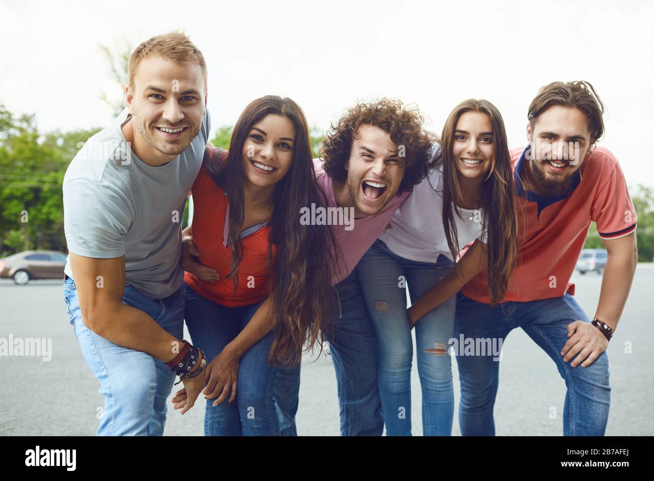 Happy amici camminando per le strade di una città europea. Foto Stock