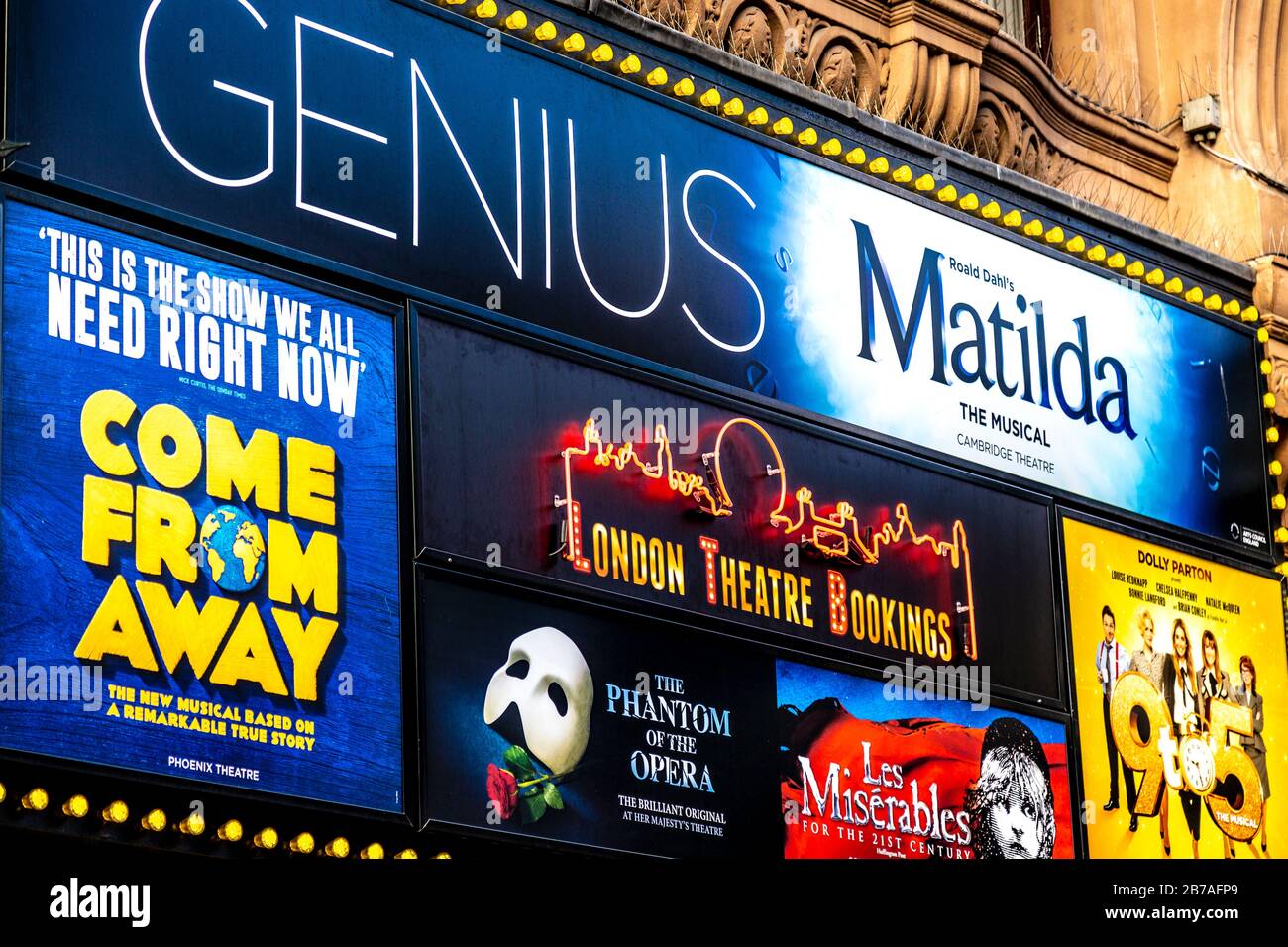 Poster per i musical del West End sopra una biglietteria scontata a Leicester Square, Londra, Regno Unito Foto Stock