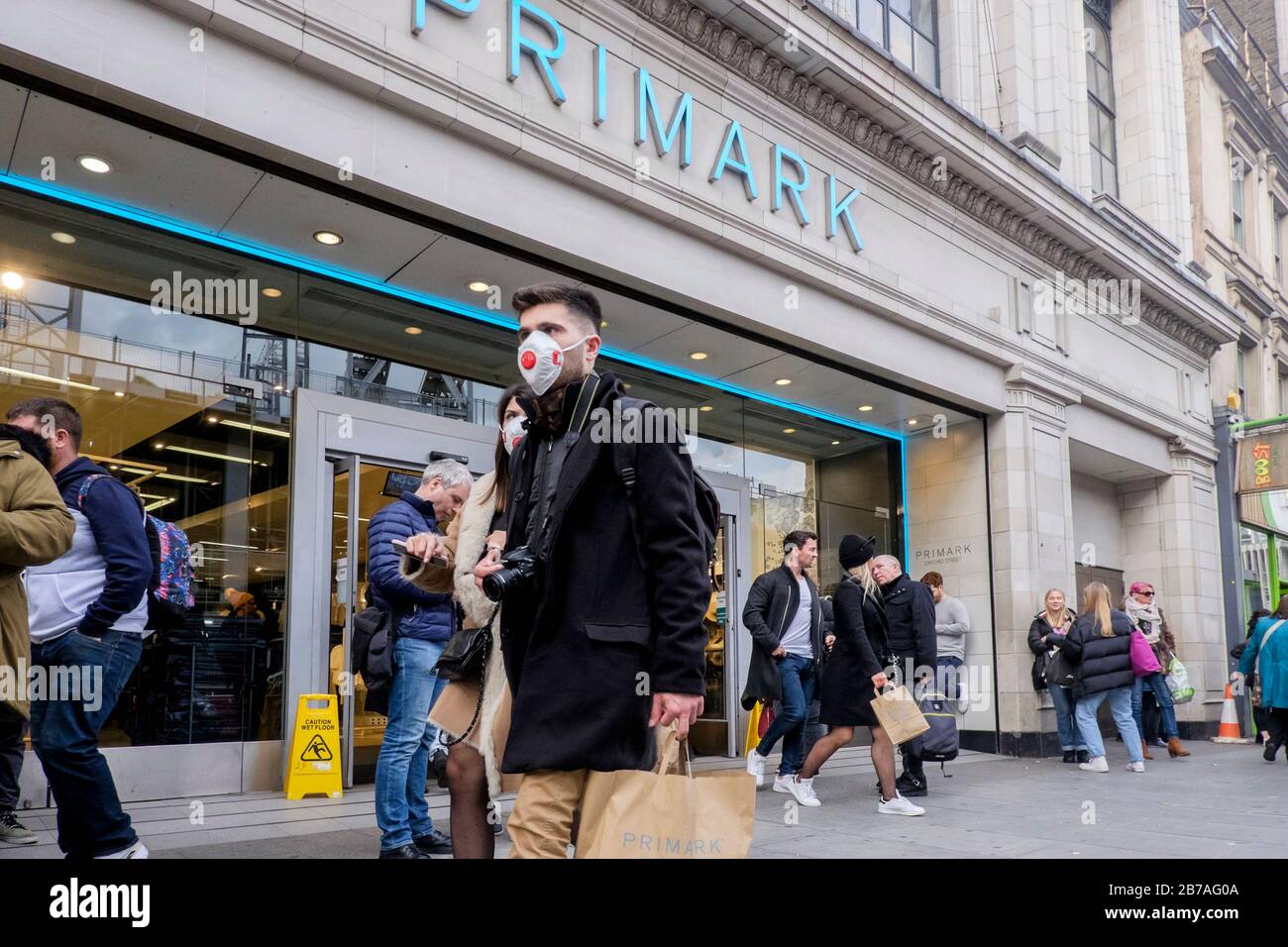 Londra, Regno Unito. 14 marzo 2020. Oxford Street nel West End di Londra attrae gli amanti dello shopping nonostante le preoccupazioni per la pandemia del virus Corona. Foto Stock