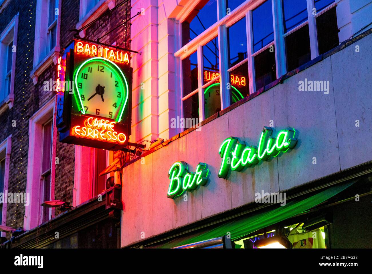 Bar Italia a Soho di notte, Londra, Regno Unito Foto Stock