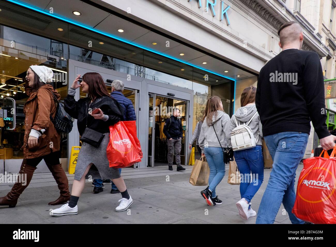 Londra, Regno Unito. 14 marzo 2020. Oxford Street nel West End di Londra attrae gli amanti dello shopping nonostante le preoccupazioni per la pandemia del virus Corona. Foto Stock