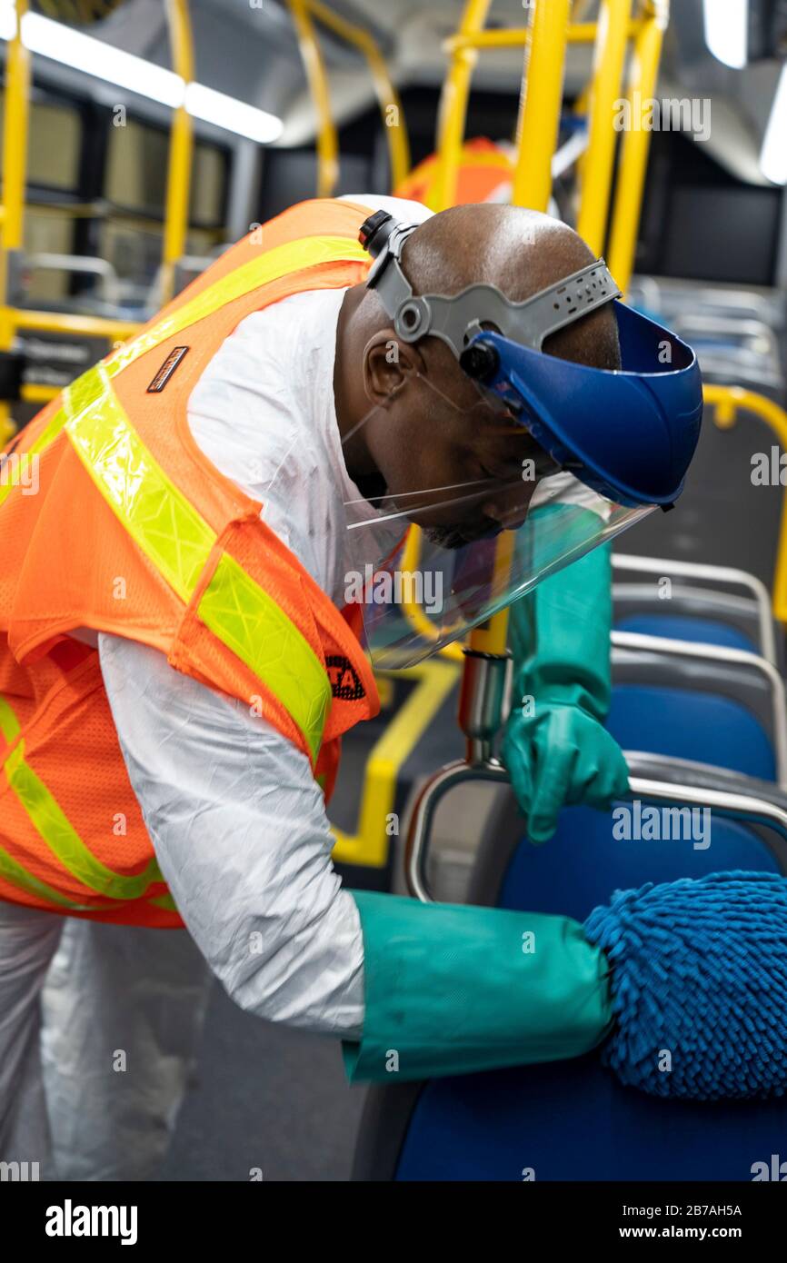 I lavoratori della Metropolitan Transportation Authority disinfettano e sanitizzano le auto ferroviarie per prevenire il COVID-19, coronavirus nel sistema metropolitano di New York City Transit 6 marzo 2020 a New York City, New York. Foto Stock