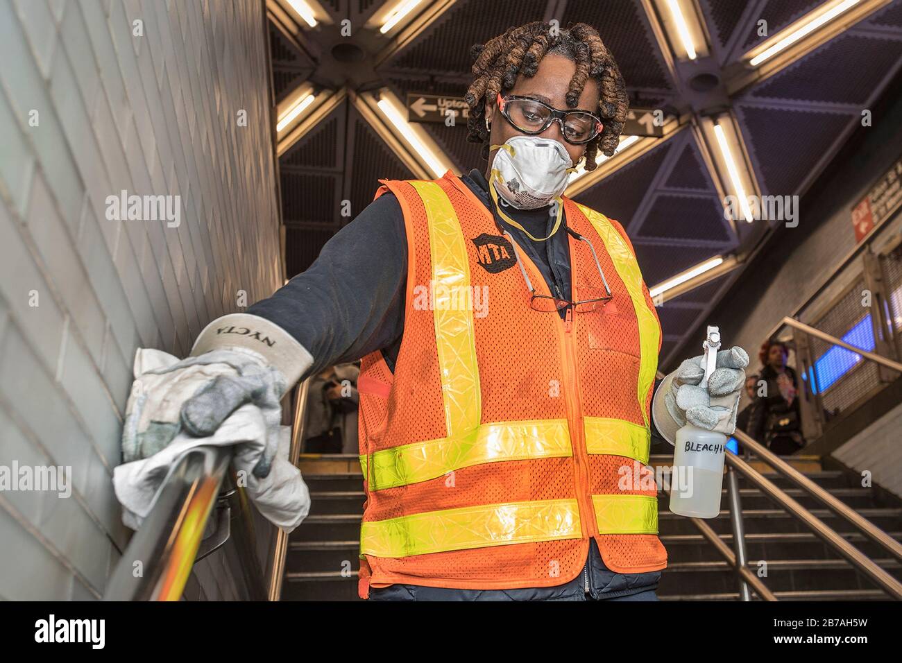 I lavoratori della Metropolitan Transportation Authority disinfettano e sanitizzano i corrimano della stazione per prevenire il COVID-19, coronavirus nel sistema della metropolitana di New York City Transit 12 marzo 2020 a New York City, New York. Foto Stock