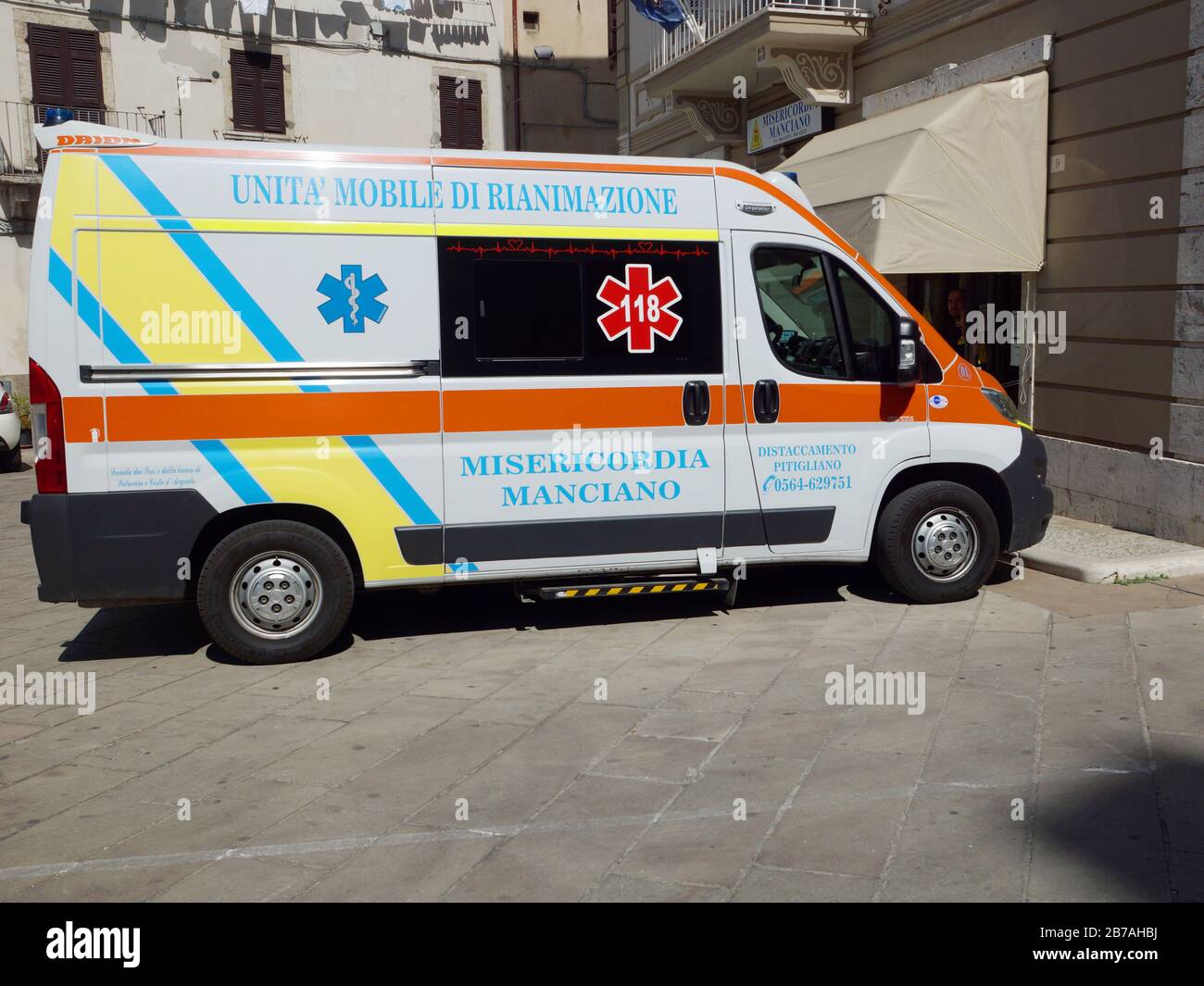Una macchina medica è in piedi sulla strada di una città italiana. Italia, Toscana, Manciano. Foto Stock