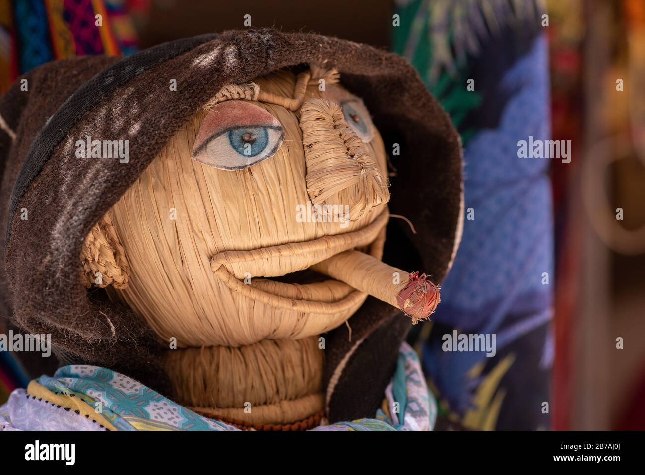 Woven head fuming un tessuto dooby indossare abiti tradizionali fuori un negozio a Essaouira, Marocco Foto Stock