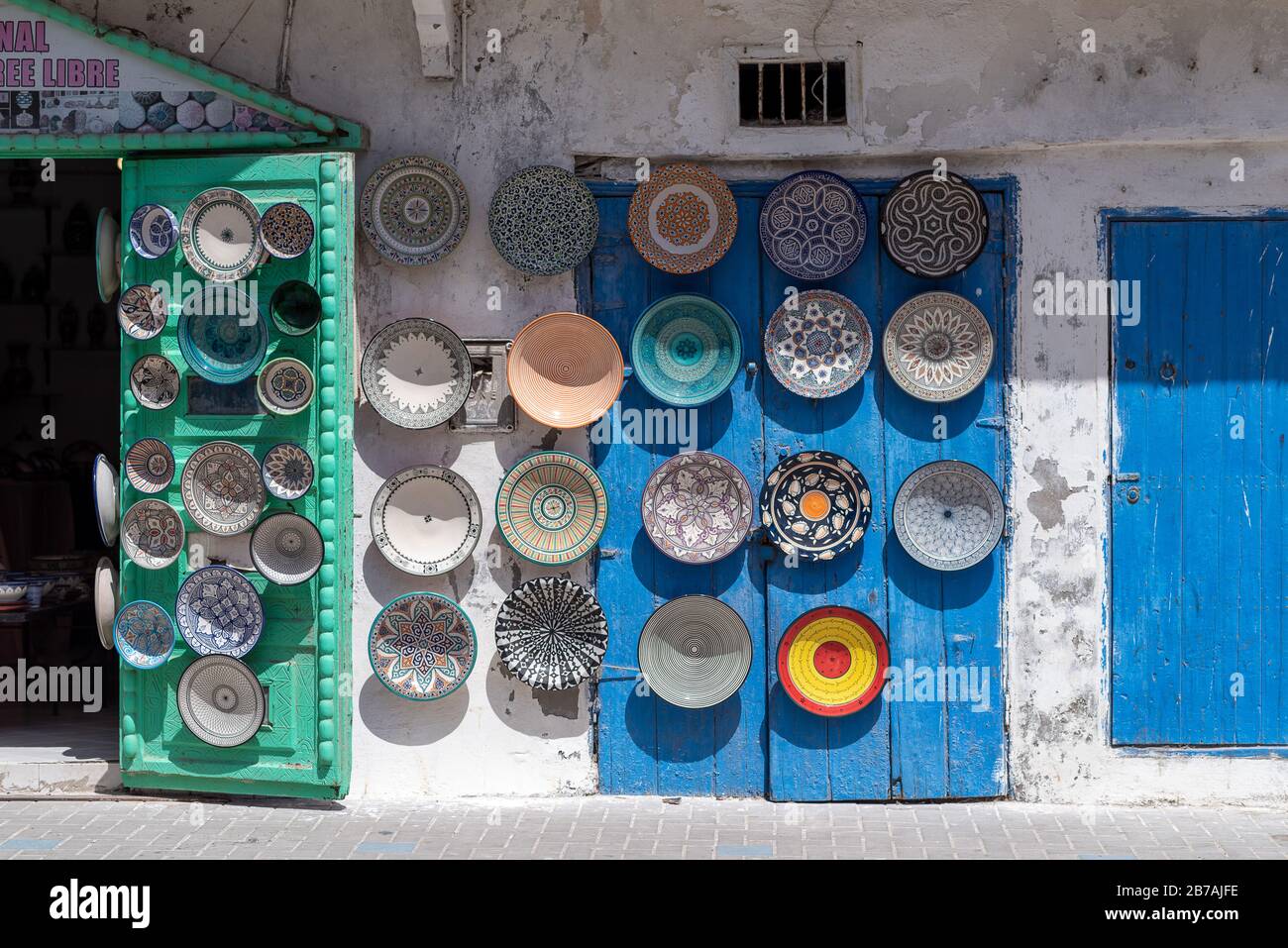 Ciotole marocchine, souvenir in ceramica per la vendita nel souk della vecchia medina, Essaouira, Marocco Foto Stock