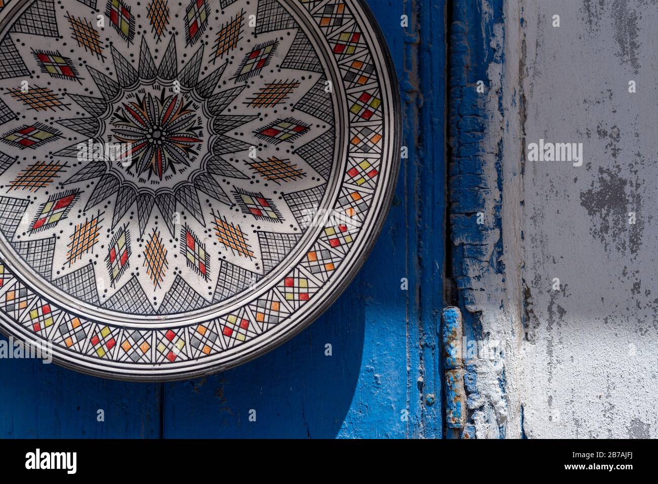 Ciotole marocchine, souvenir in ceramica per la vendita nel souk della vecchia medina, Essaouira, Marocco Foto Stock