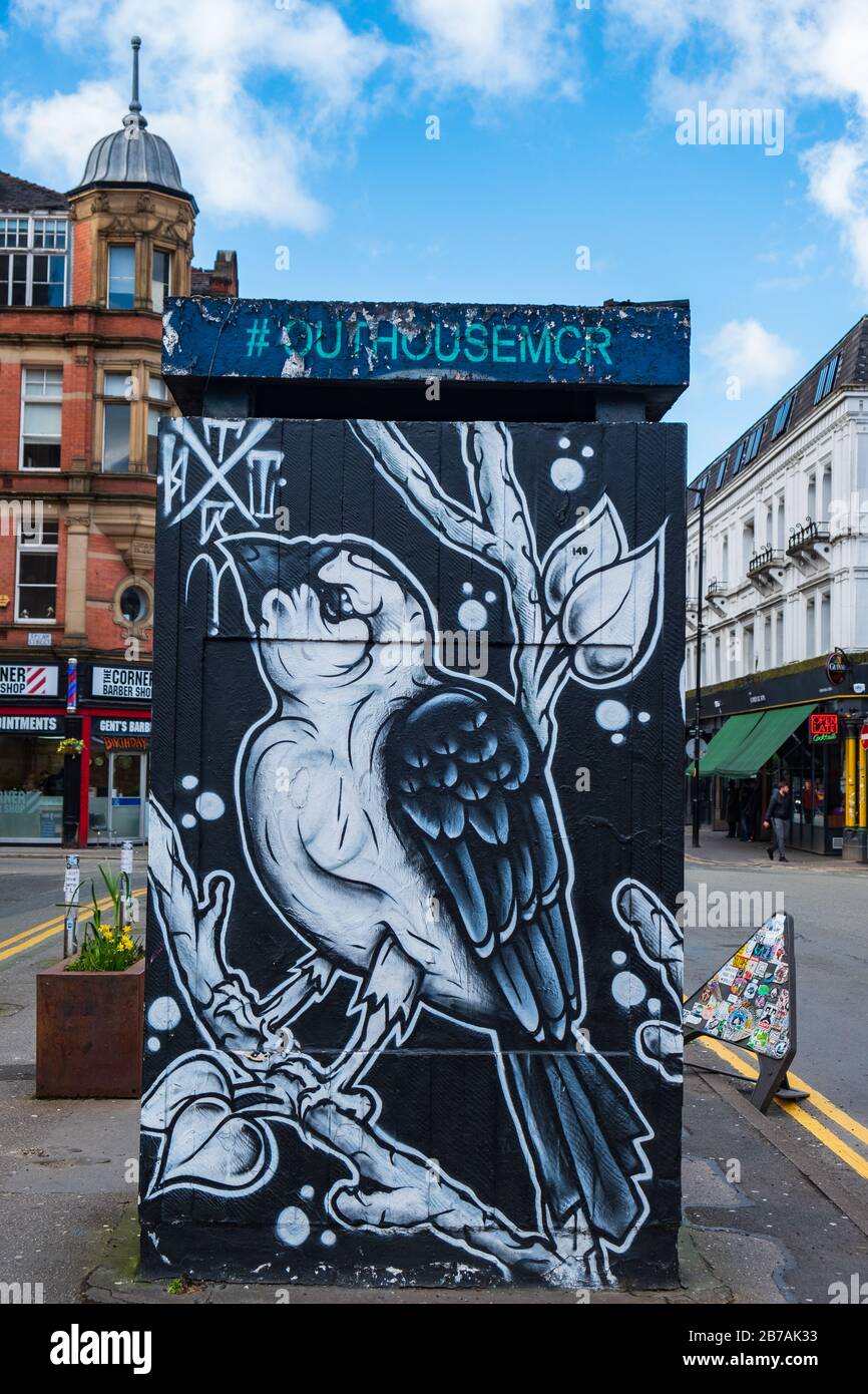 Manchester, Regno Unito - 1 marzo 2020: Vista di FUORI CASA, un nuovo spazio all'aperto per l'arte di strada pubblica in Stevenson Square nel quartiere settentrionale o Foto Stock